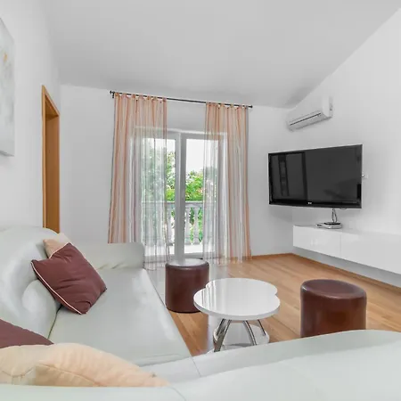 3 Bedroom Cozy In Apartman Jadranovo