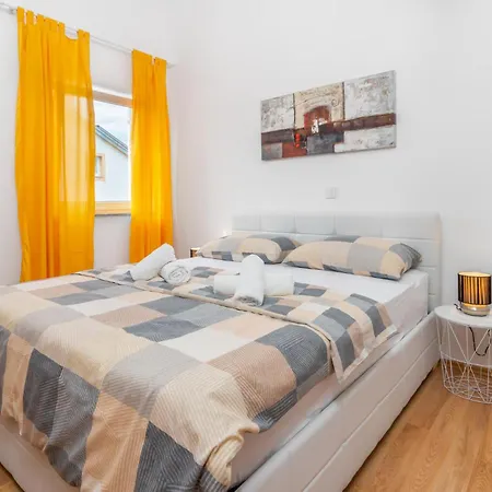 3 Bedroom Cozy In Apartman Jadranovo